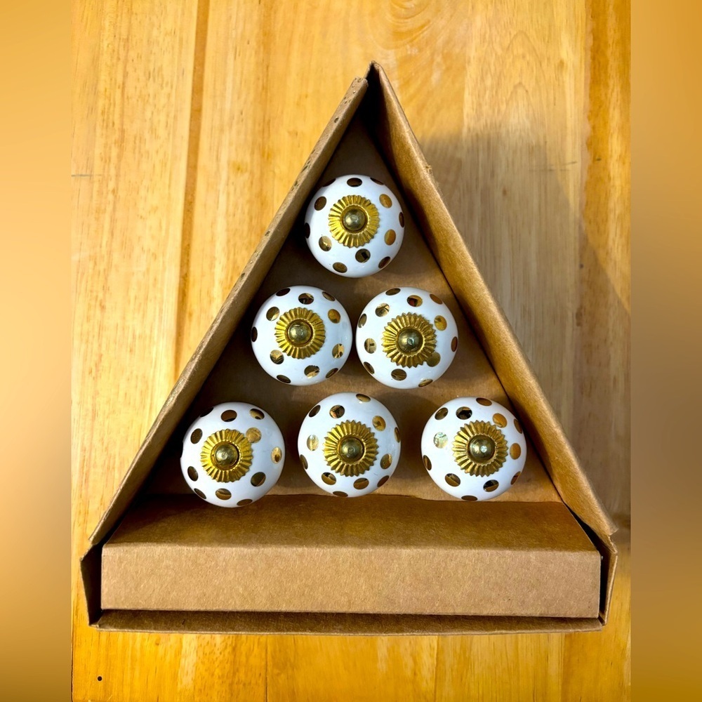 NWOT Set of 6 White and Gold Decorative Knobs Ceramic Cabinet Drawer Pull